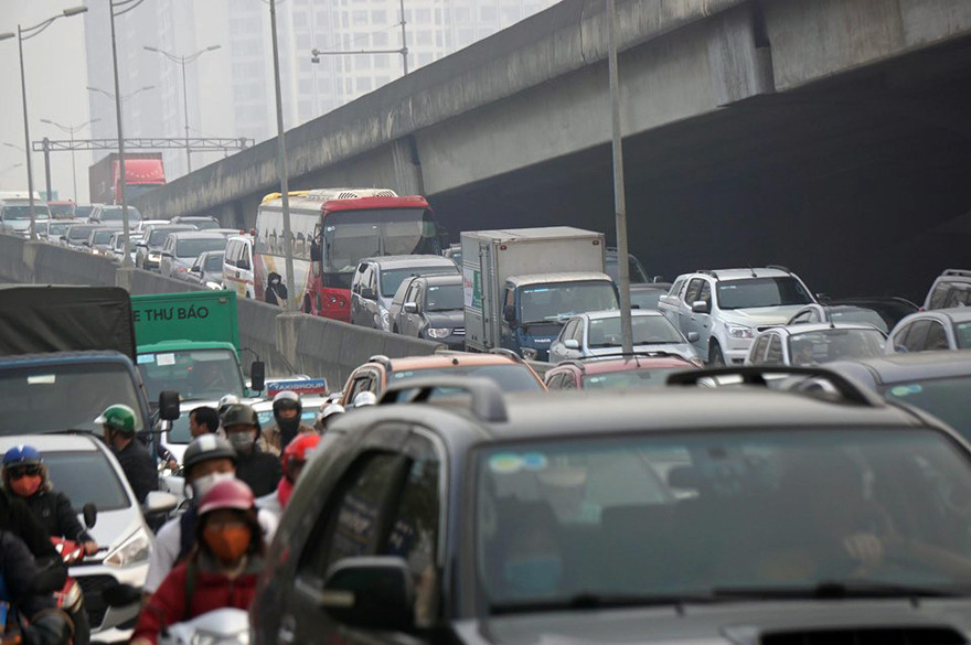 Người dân 'tay xách nách mang' về quê ăn Tết, cửa ngõ Thủ đô Hà Nội tê liệt
