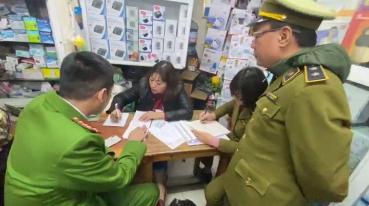 Cảnh sát kiểm tra, xử lý hàng loạt cửa hàng "chặt chém" giá khẩu trang ở Hà Nội.