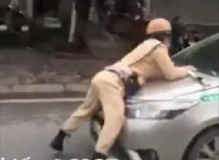 Tạm giữ hình sự tài xế taxi hất tung CSGT lên nắp capo rồi bỏ chạy