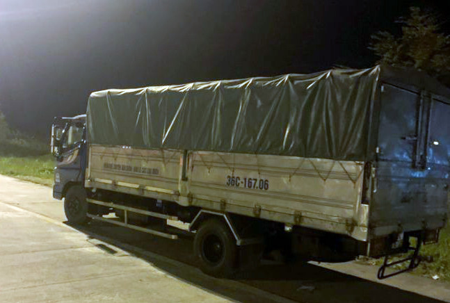 Xe tải di chuyển ngược chiều trên cao tốc Hà Nội - Hải Phòng.