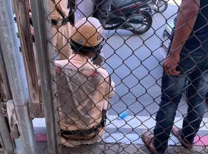 Cán bộ CSGT bị kéo lê trên đường.