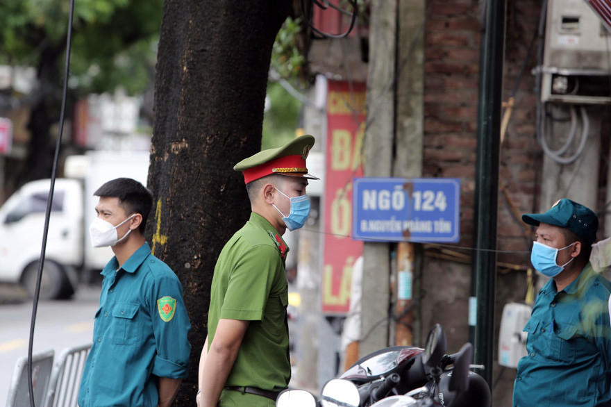 Hà Nội lập chốt phong tỏa khu phố có ca mắc mới COVID-19