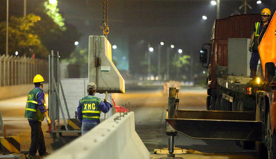 Trắng đêm tháo dỡ rào cứng trên đường đua F1 Hà Nội