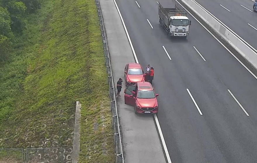 Hai ô tô dừng xe không đúng quy định trên cao tốc Hà Nội - Hải Phòng.