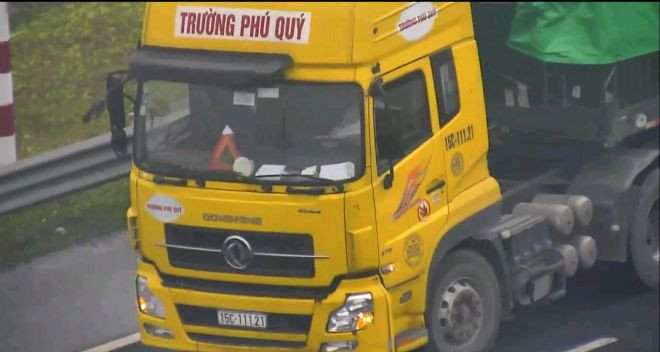 Hình ảnh xe đầu kéo di chuyển lùi trên cao tốc Hà Nội - Hải Phòng.