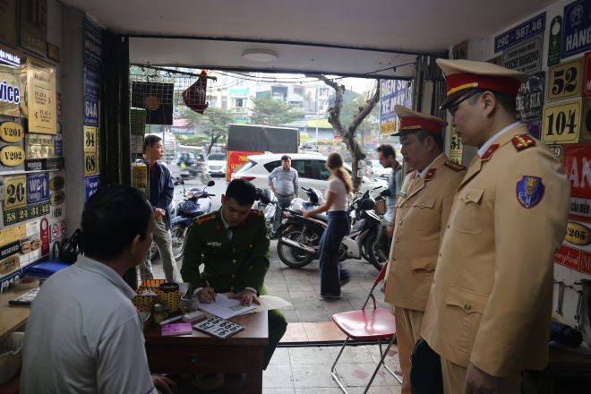 Sản xuất biển số xe giả giữa phố cổ Hà Nội