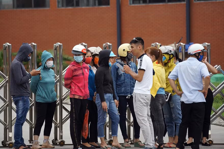 Hàng trăm công nhân vây trụ sở công ty vì Giám đốc 'biệt tích'