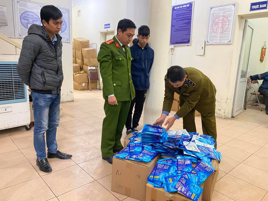 Lực lượng chức năng thu giữ gần 300 "thẻ diệt virus corona".