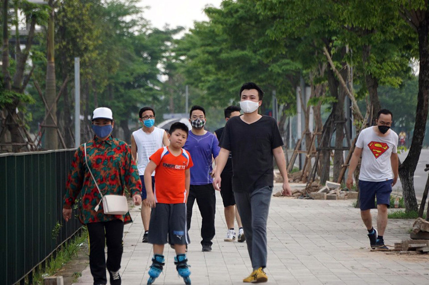 Trước ngày hết cách ly xã hội, người dân đổ ra công viên bất chấp lệnh cấm