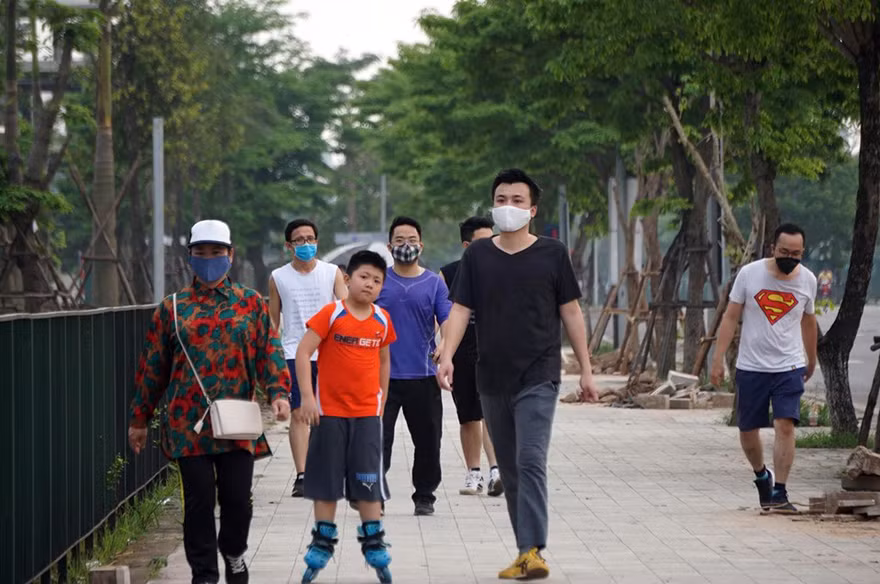 Trước ngày hết cách ly xã hội, người dân đổ ra công viên bất chấp lệnh cấm
