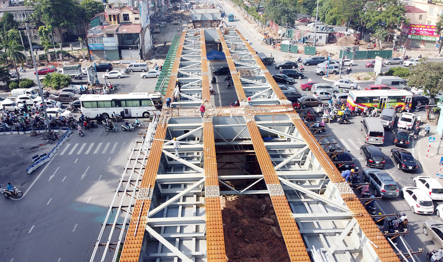 Giờ cao điểm tại nút giao Hoàng Quốc Việt - Nguyễn Văn Huyên.