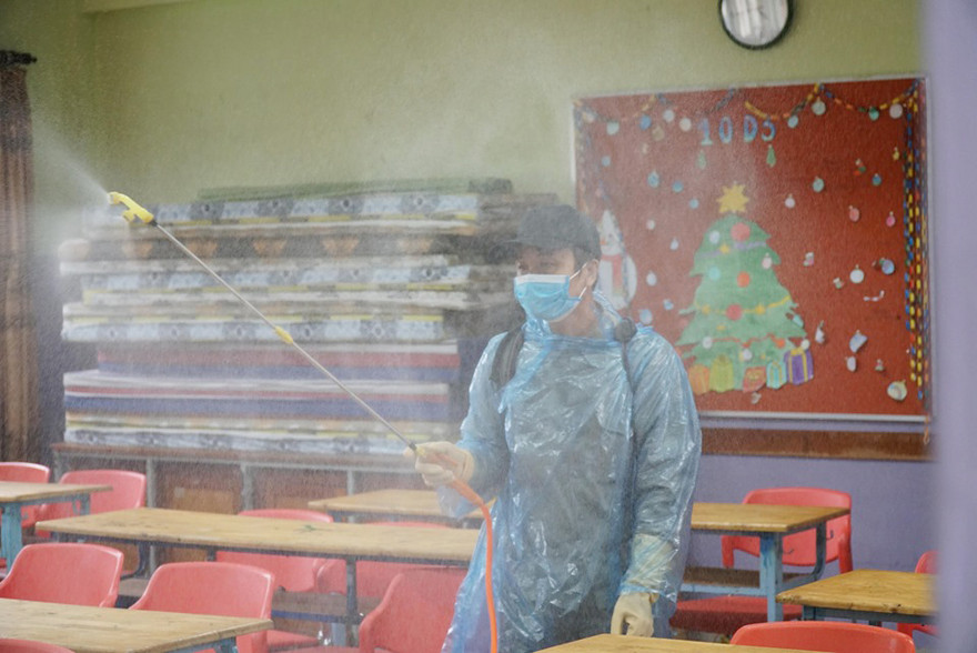 Phun khử trùng, sát khuẩn tại Trường THCS Nghĩa Tân và THCS Nguyễn Bỉnh Khiêm.