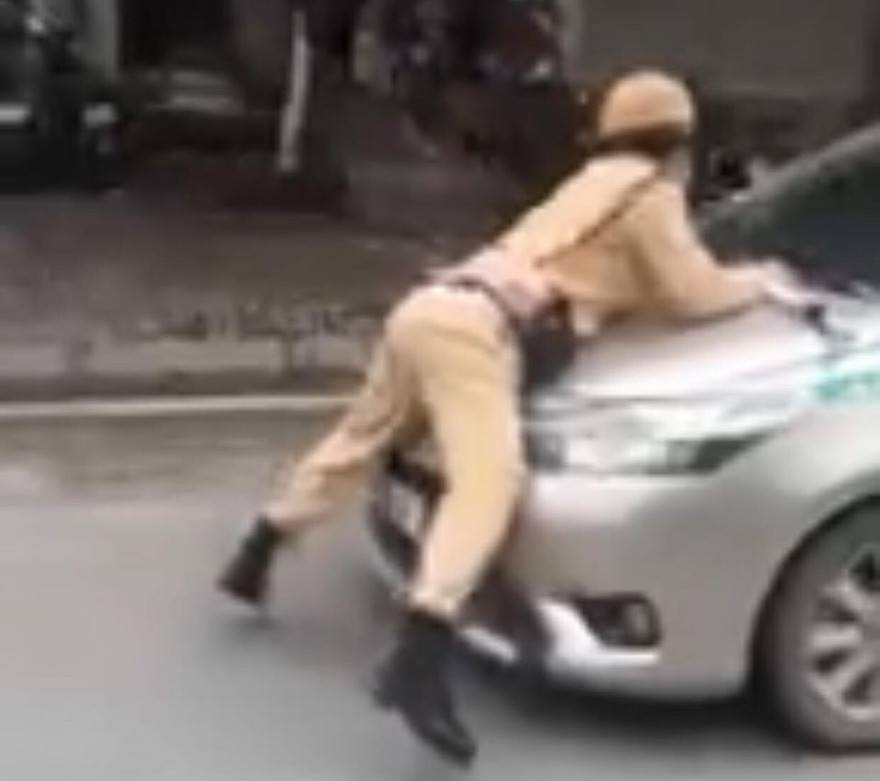 Hình ảnh CSGT bị hất lên nắp capo chiều 19/3.