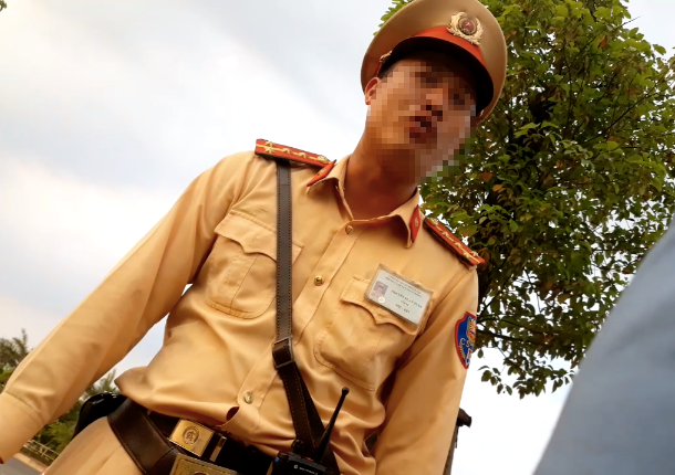 Nam CSGT bị tố dọa dẫm, gây khó khăn cho người tham gia giao thông.