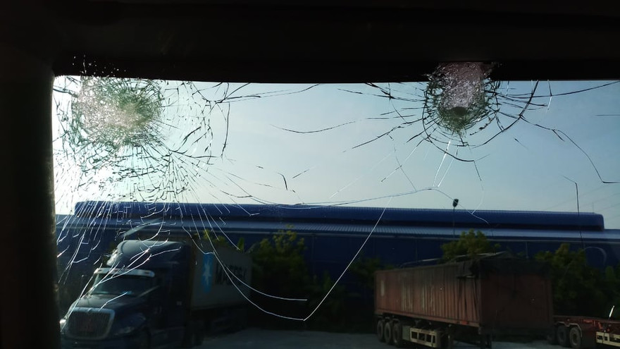 Nhiều tài xế lái xe trên QL5 phản ánh bị ném đá vỡ kính chắn gió.