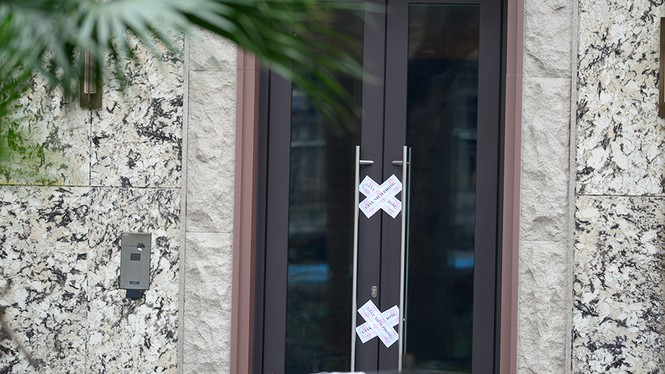 Lực lượng chức năng niêm phong ngôi nhà 125 phố Trúc Bạch. Ảnh: Hoàng Mạnh Thắng.