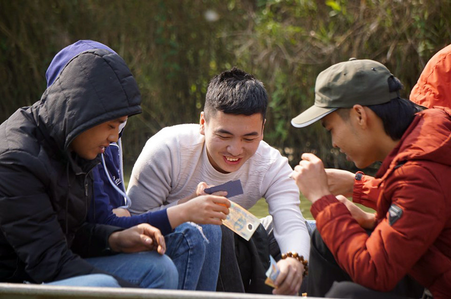 Chen chúc 'đánh bạc' trên thuyền ngày khai hội chùa Hương