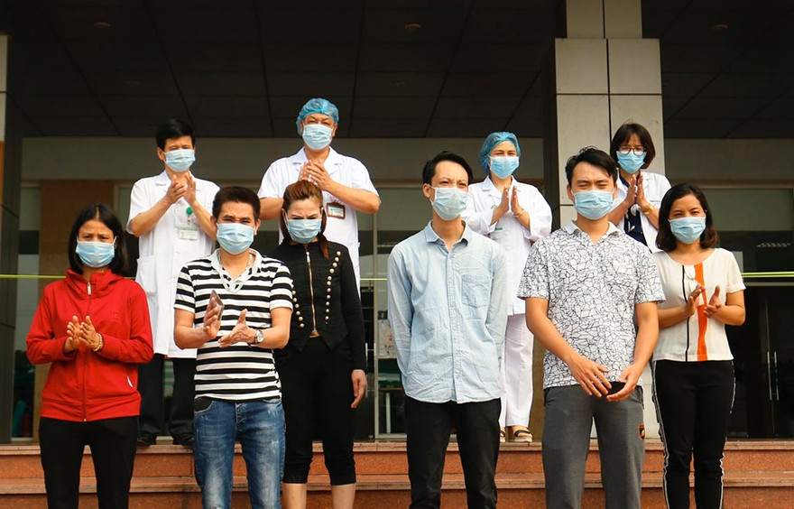 6 ca dương tính COVID-19 được xuất viện chiều 22/4.