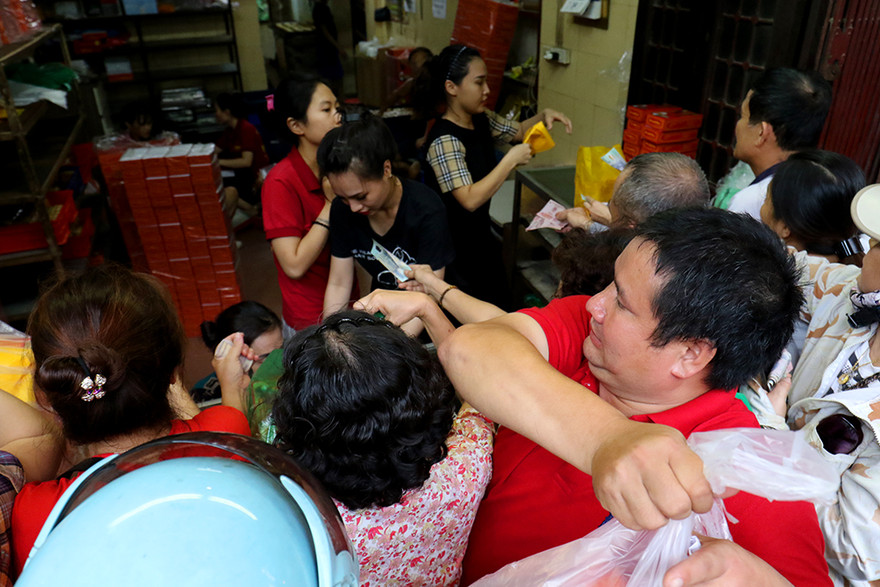 Kẹt xe, tắc đường vẫn rồng rắn chen nhau mua bánh trung thu