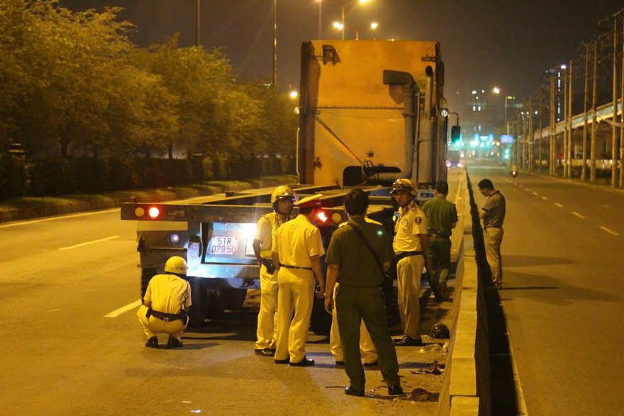 Va chạm với xe container khiến 1 người chết, xe máy biến dạng