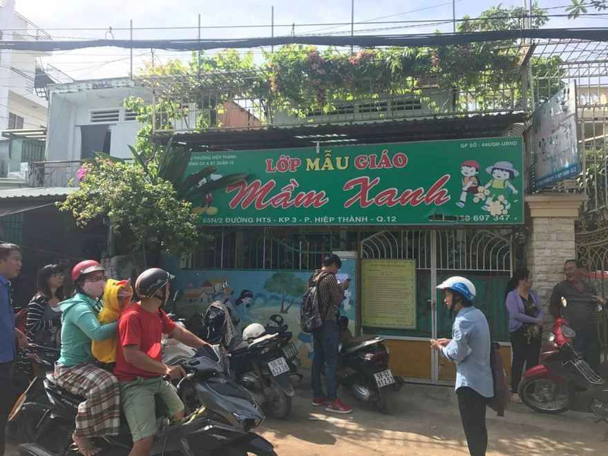 Hàng chục phụ huynh bức xúc tập trung trước cơ sở mầm non Mầm Xanh