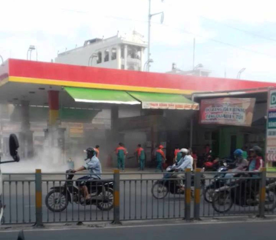 Cây xăng ở Sài Gòn cháy nổ dữ dội, nhiều người tháo chạy