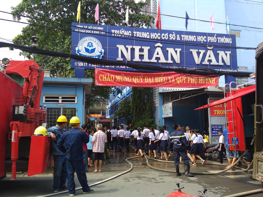 Trường học phát hỏa lúc giữa trưa.