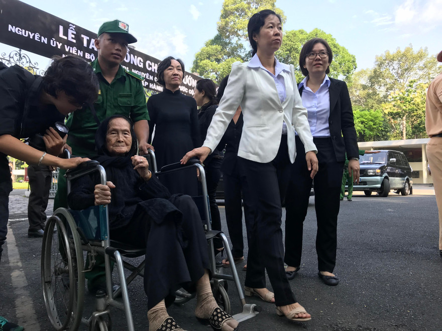 Bà Phạm Thị Lý được người thân đưa đến viếng đại tướng Lê Đức Anh bằng xe lăn.