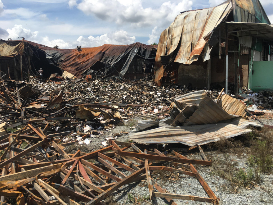 Khu nhà kho chứa tài liệu xe buýt cháy rụi.