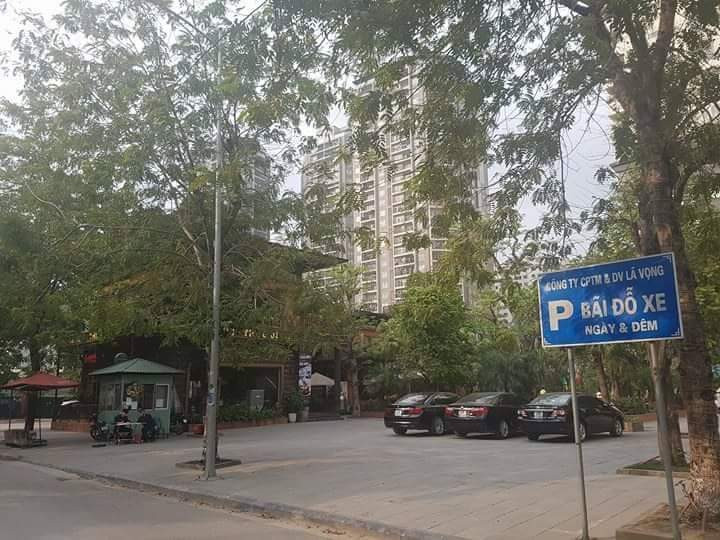 Cắm biển là bãi đỗ xe ngày đêm nhưng kỳ thực chỉ là nơi để xe của khách nhà hàng.