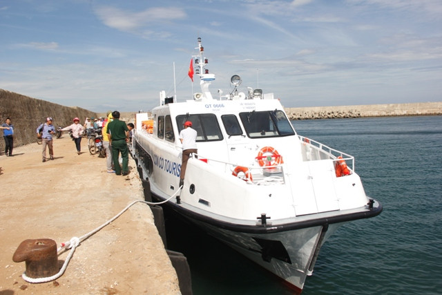 Lễ bàn giao tàu du lịch Cồn Cỏ ngày 31/8. ẢNH: N.V.