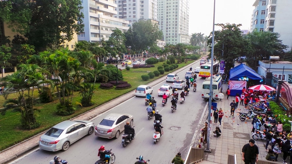 Bắt đầu dời cây, xén dải phân cách ở đường đẹp nhất Hà Nội