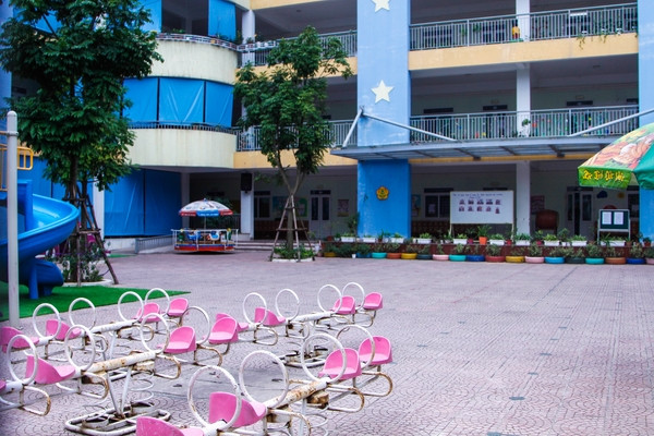 Nhiệt độ ngày 31/1 vào lúc 6h sáng tại Hà Nội xuống còn 9,7 độ giảm 0,2 độ so với ngày 30/1, học sinh mầm non, tiểu học tiếp tục được nghỉ học.