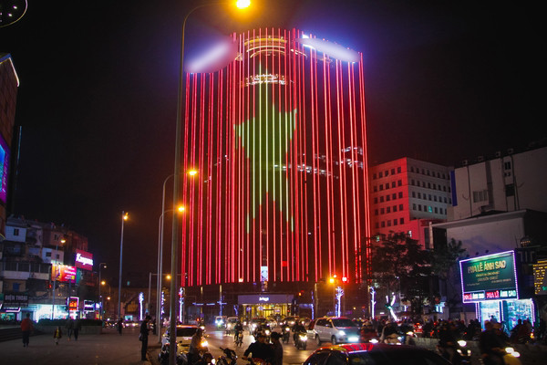 Việc U23 Việt Nam lọt vào trận Chung kết giải U23 Châu Á trở thành một kỳ tích lớn trong lịch sử, đi khắp những con phố đâu đâu cũng trang hoàng cờ đỏ sao vàng với tinh thần cổ vũ lên cao.