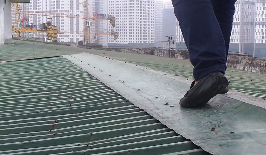 Nhiều tháng nay, 120 hộ dân ở khu chung cư G9 Xuân Đỉnh (Bắc Từ Liêm, Hà Nội) phải leo lên nóc nhà để đi lại 