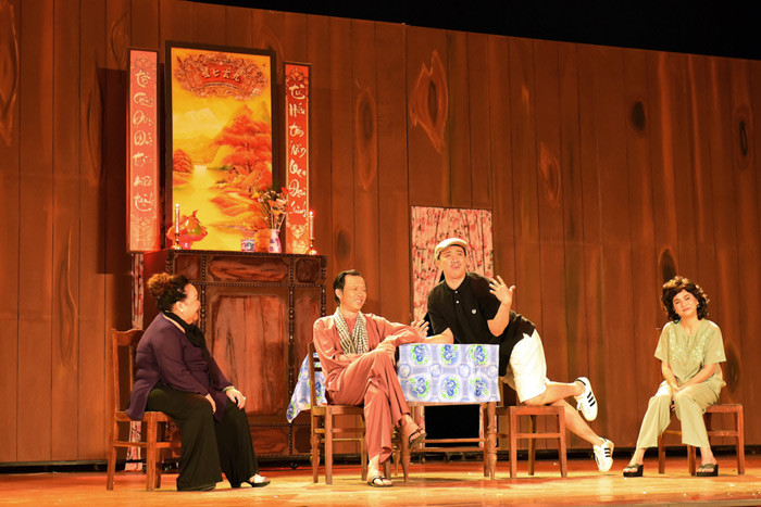 Hoài Linh trên sân khấu trong một liveshow