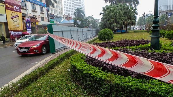 Hàng rào bảo vệ đã được dựng lên với nhiều máy móc, thiết bị đang hoạt động tại khu vực cắt xén dải phân cách đường Nguyễn Chí Thanh 