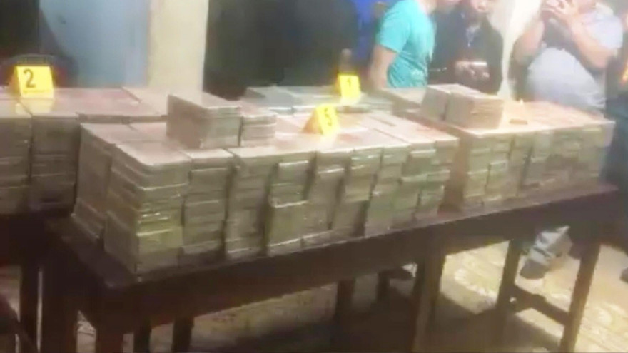 Gần 900 bánh ma tuý bị công an thu giữ.