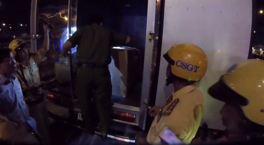 Công an khám xét chiếc xe bán tải nghi chở ma tuý.