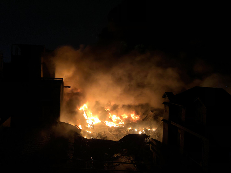 Ngọn lửa bốc cháy ngùn ngụt.