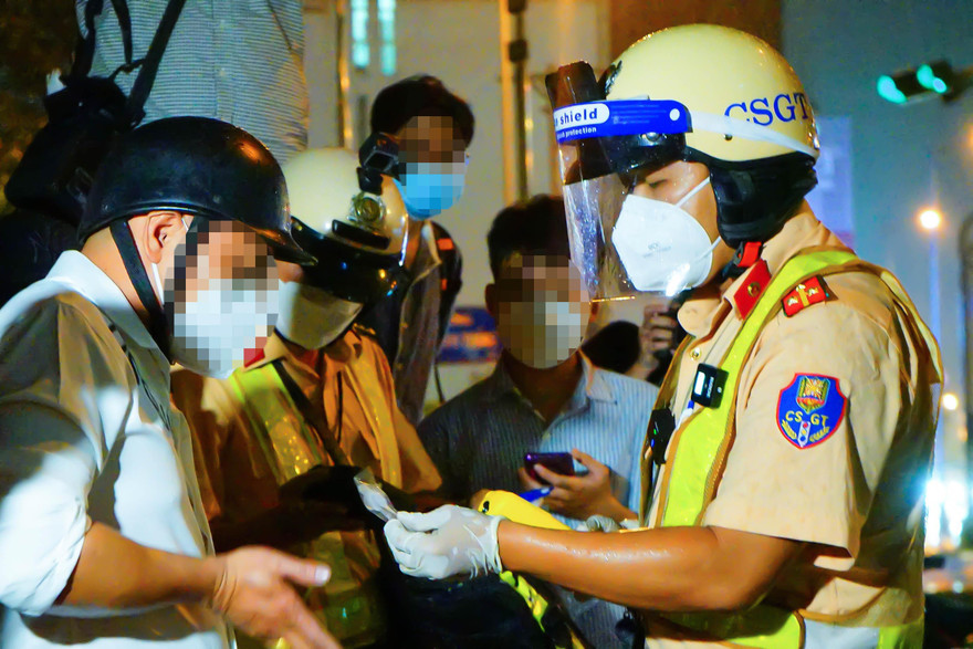 CSGT kiểm tra giấy tờ người vi phạm.