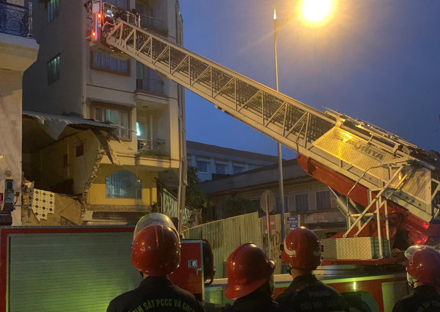 Cảnh sát dùng xe thang giải cứu người mắc kẹt.