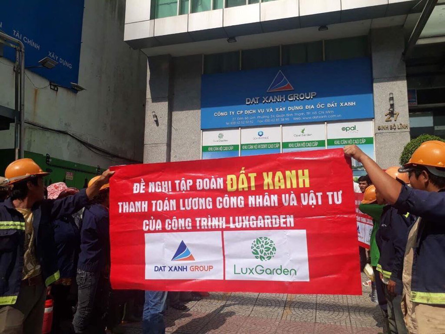 Công nhân kéo đến trụ sở Tập đoàn Đất Xanh đòi tiền lương.