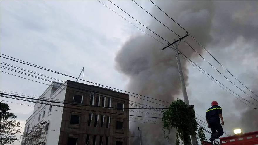 Khói bốc lên nghi ngút từ khu nhà xưởng.