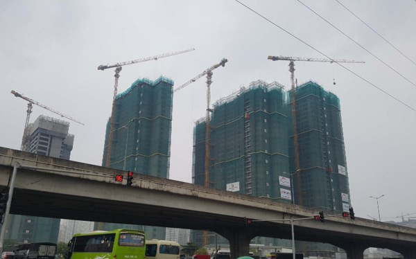 Nút giao Trung Hòa (ngã 3 Khuất Duy Tiến-Trần Duy Hưng) hàng loạt cao ốc chọc trơi đua nhau mọc lên