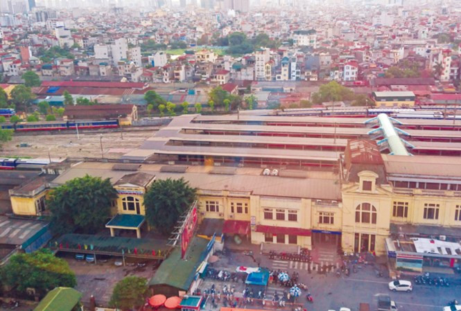 Cử tri Hà Nội đề nghị việc quy hoạch khu ga Hà Nội không để con cháu đời sau chê cười vì lợi ích nhóm mà kiến trúc xây dựng không hợp lý tại khu vực gắn liền với lịch sử Thủ đô ngàn năm văn hiến.