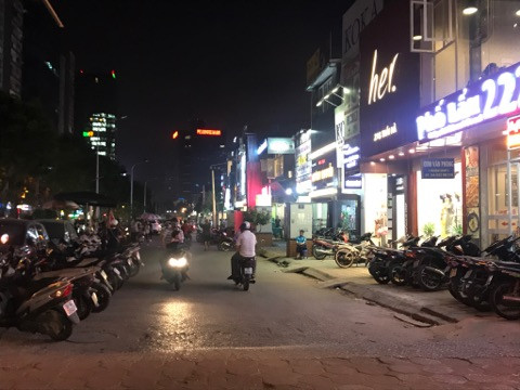 Hai bên đường là nơi để xe máy, ô tô cho các quán nhậu, quán ăn thuộc khu phố xây không phép