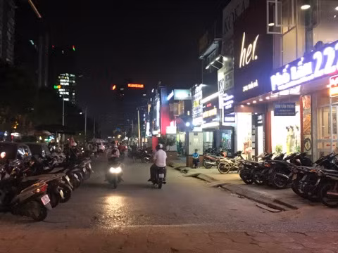 Hai bên đường là nơi để xe máy, ô tô cho các quán nhậu, quán ăn thuộc khu phố xây không phép