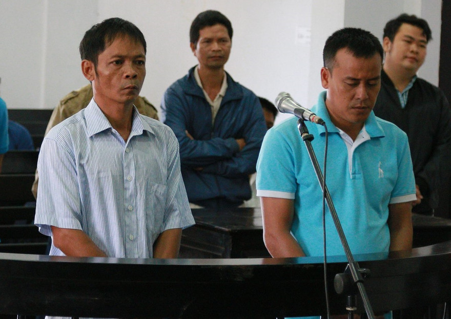 Bị cáo Trọng (áo trắng), bị cáo Toàn (áo xanh) tại tòa 