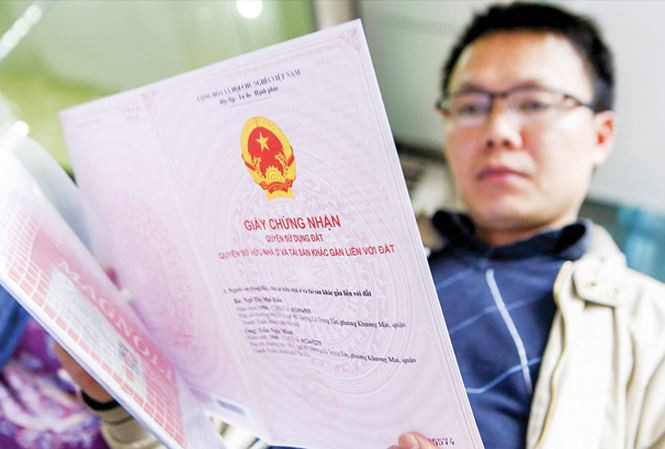 Theo quy định mới ai có quyền sử dụng đất mới được ghi tên vào sổ đỏ chứ không căn cứ vào hộ khẩu